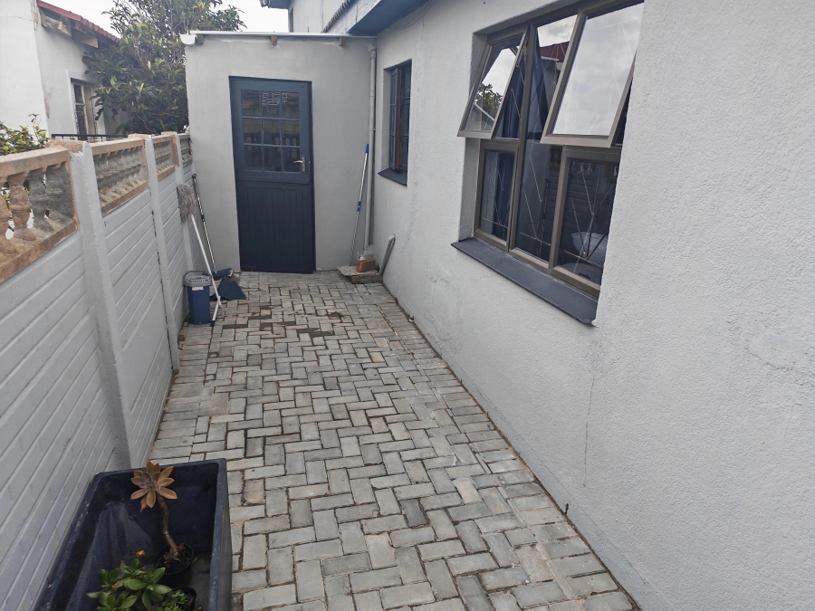4 Bedroom Property for Sale in Gustrouw Western Cape